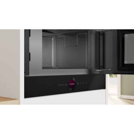 BOSCH mikrovalna Serie 8| CRNA, 900W, Autopilot 7, 21L, Desno otvaranje, GB