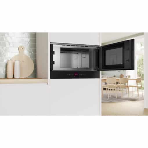 BOSCH mikrovalna Serie 8| CRNA, 900W, Autopilot 7, 21L, Desno otvaranje, GB